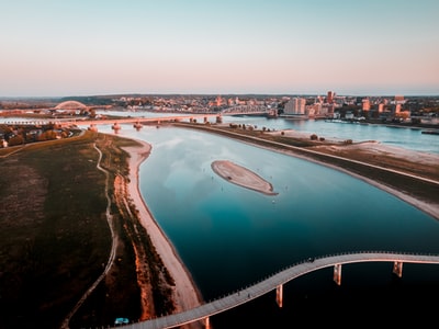 白天水体附近城市建筑鸟瞰图